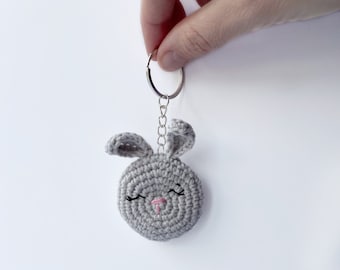 Llaveros de mini conejito de ganchillo amigurumi hechos a mano en gris brillante, Mini llaveros de conejito de ganchillo a mano, Mini llavero de conejo