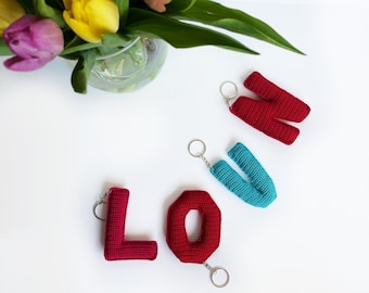 Llaveros con letras hechos a mano, llaveros con iniciales amigurumi, un bonito regalo para ella, San Valentín o aniversario.