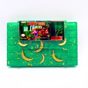 ドンキーコングカントリー レトロ SNES カートリッジアート - ゴールデンバナナを使用したユニークな手作りディスプレイ - ゲーマーやコレクターに最適なギフト