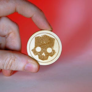 Laser Engraved Wood Helldivers 2 Automaton Skull Pin – Gamer Gift, Tactical Accessory, Gaming Collectible, Backpack or Jacket Flair