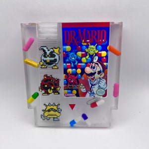 手作りドクターマリオ NES カートリッジアート | カスタムレトロゲームデコレーション | 錠剤とウイルスデザインのドクターマリオピクセルアート | ゲーマー向けのオタクギフト