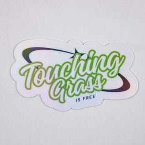 Touching Grass Is Free Vinyl Aufkleber: Retro Gamer Humor