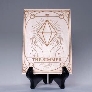 Sims-tarotkaart | The Simmer lasergegraveerde houtkunst | Plumbob-gamercadeau | Op Sims geïnspireerde decoratie | Laat de tarot sudderen | Game-verzamelobject