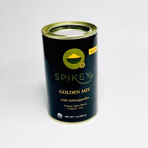 K&ouml;nnte beinhalten: Eine schwarze und goldene Dose SPIKEY Golden Mix mit Ashwagandha, einer Bio-Gew&uuml;rzmischung. Die Dose enth&auml;lt 200 Gramm und ist koffeinfrei.