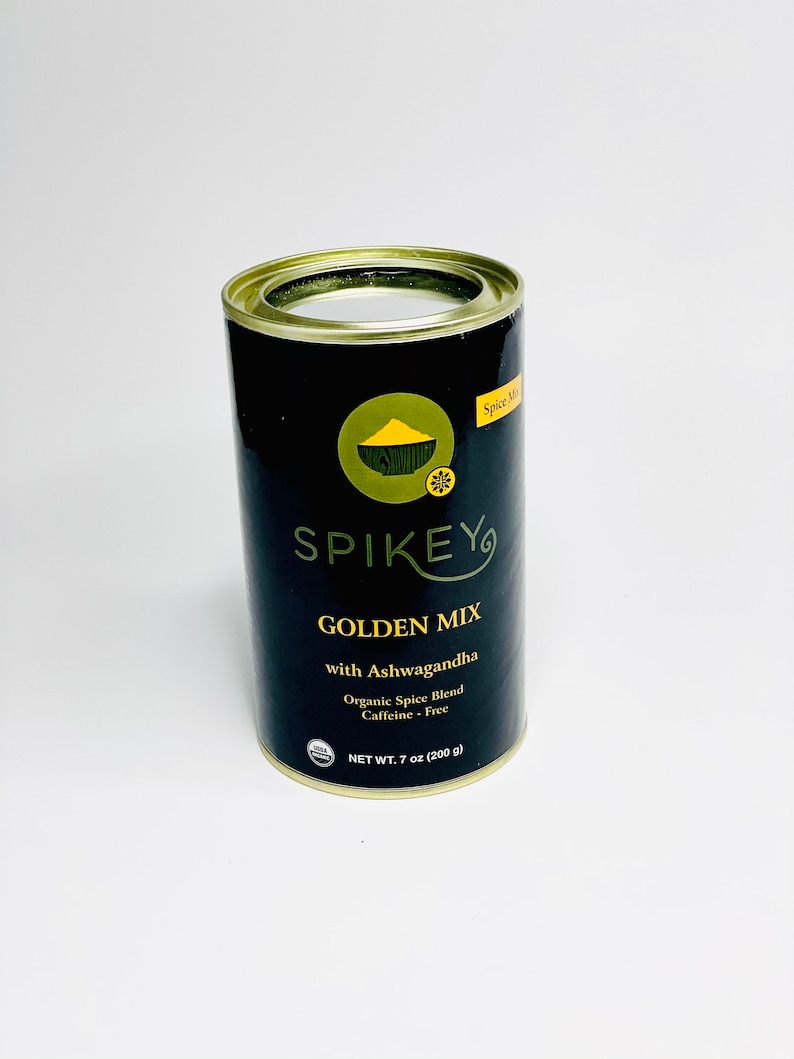 K&ouml;nnte beinhalten: Eine schwarze und goldene Dose SPIKEY Golden Mix mit Ashwagandha, einer Bio-Gew&uuml;rzmischung. Die Dose enth&auml;lt 200 Gramm und ist koffeinfrei.