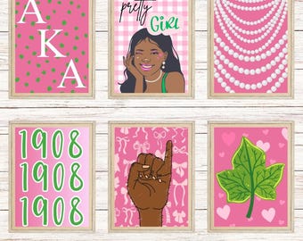 Könnte beinhalten: Sechs gerahmte Kunstdrucke mit rosa und grünen Themen. Ein Druck zeigt die Buchstaben "AKA" mit grünen Punkten. Ein anderer sagt "pretty girl" mit einer lächelnden Frau. Weitere Drucke zeigen Perlen, das Jahr 1908, eine Handgeste und ein Blatt.