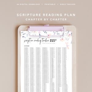 Pode incluir: Um rastreador de leitura bíblica imprimível com um design floral. O rastreador inclui uma lista de livros e capítulos do Antigo Testamento com caixas de seleção para marcar as leituras concluídas. O texto "Scripture Reading Tracker" e "Whole Bible" está no topo da página.