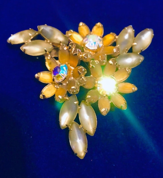 Vintage Juliana Beige Topaz Flower Aurora Boreali… - image 1