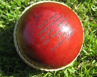 Balle de cricket gravée, cadeau de mariage, cadeau de balle en cuir, cadeau de cricket, boîte-cadeau gravée personnalisée (porte-clés de balle GRATUIT)