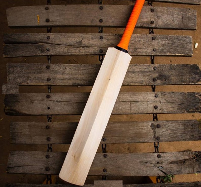 Professional English Willow Cricket Bat, Light Weight, Hard Hitting