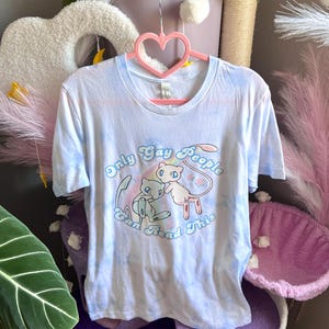 Mew Only Gay People Can Read This Y2K Kawaii Pastel Blue Tie Dye T-Shirt Unisex Funny Pokèmon Pride LGBTQ Fan Art Bild 3