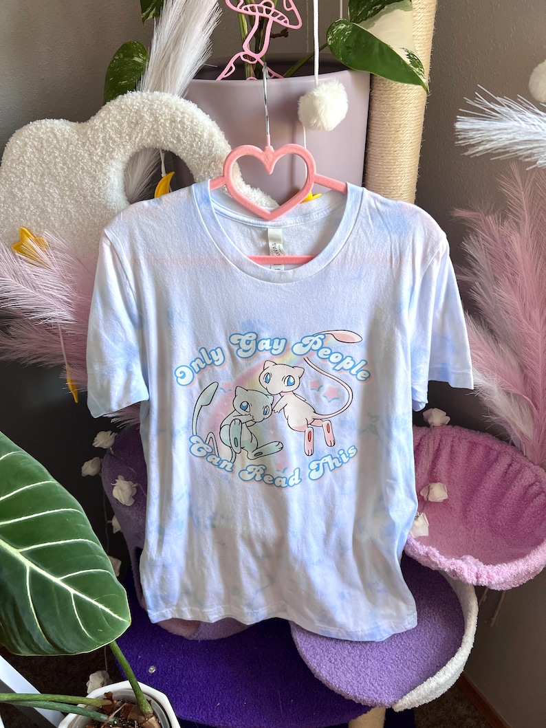 Mew Only Gay People Can Read This Y2K Kawaii Pastel Blue Tie Dye T-Shirt Unisex Funny Pokèmon Pride LGBTQ Fan Art Bild 3