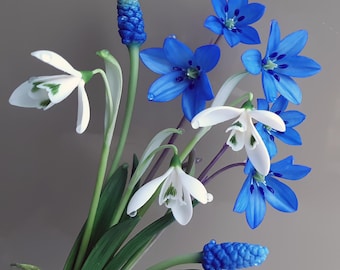 Bucaneve in porcellana fredda, fiori primaverili della foresta, bucaneve al tatto, scultura botanica