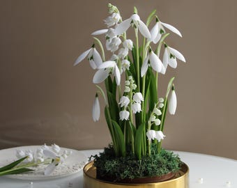 Porzellan Schneeglöckchen & Maiglöckchen in Glaskuppel: Florales Herzstück