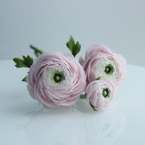 Real touch ranunculus bouquet for home decor and interior Cold Porcelain Flowers Botanical sculpture Artificial flower arrangement zdjęcie 3