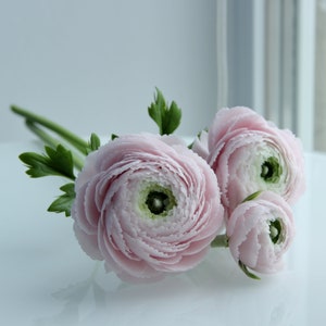 Real touch ranunculus bouquet for home decor and interior Cold Porcelain Flowers Botanical sculpture Artificial flower arrangement zdjęcie 4