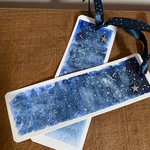 Lot de 2 signets peints à la main, aquarelle nuits étoilées, avec ruban. Des cadeaux parfaits pour les amateurs de lecture.