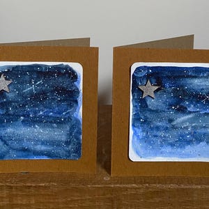 Carte vierge aquarelle peinte à la main nuit étoilée, avec étoile en bois argenté pailleté. Lot de deux.
