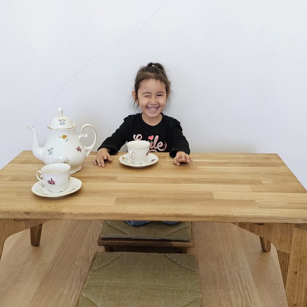 Table basse en bois de chêne , table basse en chêne gravé , table japonaise avec ensemble de chaises au sol , table chabudai , bureau à thé bas en bois