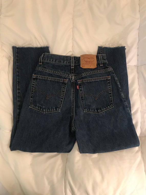 27” waist indigo Levi’s mom jeans