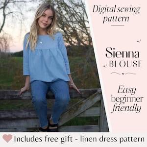 Puede incluir: Una blusa azul claro con mangas tres cuartos y escote fruncido. La imagen también incluye el texto "Digital sewing pattern", "Sienna BLOUSE" y "Easy beginner friendly". Incluye regalo gratis - patrón de vestido de lino.