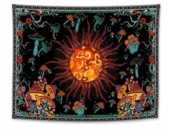 Può includere: Un arazzo da parete rettangolare con un sole centrale arancione e giallo con motivi a spirale su sfondo nero. Il design include vari funghi colorati e viti floreali lungo i bordi, incorniciati da un motivo decorativo in bianco e nero.