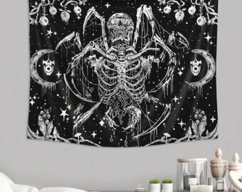 Può includere: Un arazzo da parete in bianco e nero raffigurante uno scheletro centrale con arti simili a quelli di un ragno. Il design include lune crescenti, frutti pendenti, stelle ed elementi floreali, realizzati in uno stile a inchiostro dettagliato.