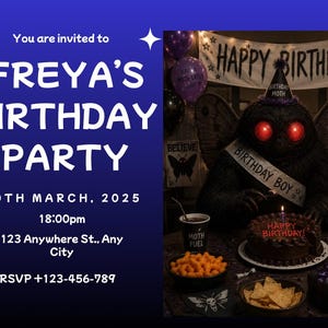 Puede incluir: Una invitación de fiesta de cumpleaños con un fondo degradado azul oscuro. La invitación dice "FREYA'S BIRTHDAY PARTY" con la fecha, hora y lugar. El lado derecho presenta un personaje de Mothman con una tarta de cumpleaños.