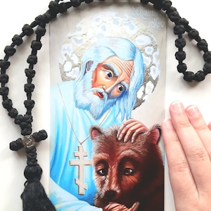 Stampa dell'icona di San Serafino di Sarov che dà il pane a un orso - Icone cristiane ortodosse in stile ucraino moderno