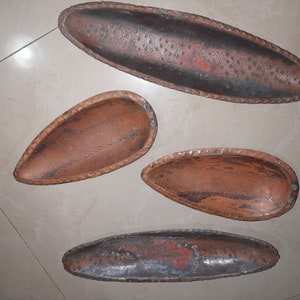 Pratos de metal antigos de Jerusalém na parede, decoração de varanda