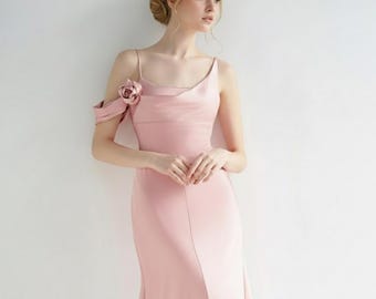 Blush Rosa Satin Maxikleid: Benutzerdefinierte Blumen-Bügel, Elegantes Kleid