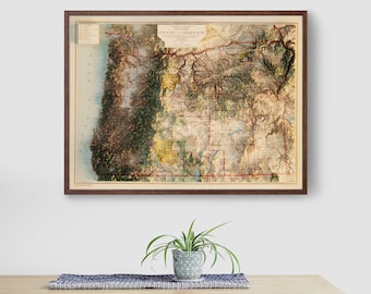 Puede incluir: Un mapa vintage del estado de Oregón, enmarcado en un marco de madera marrón oscuro. El mapa está impreso en papel envejecido con una representación detallada de la geografía del estado, incluidos ríos, montañas y ciudades. El mapa está titulado "Estado de Oregón" en una fuente decorativa.