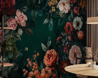 Pode incluir: Um mural de parede com um fundo verde floresta escuro densamente coberto por grandes flores vibrantes em tons de vermelho profundo, rosa suave, branco e laranja, intercaladas com folhagem verde escura e pequenos cachos de flores amarelas.