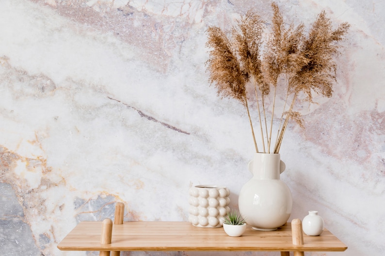 Peut inclure: Un vase en c&eacute;ramique de couleur claire contenant des herbes de la pampa s&eacute;ch&eacute;es brunes, un petit pot blanc textur&eacute; &agrave; bulles, un minuscule bol blanc avec une petite plante succulente verte et un petit vase soliflore blanc.