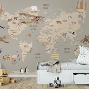K&ouml;nnte beinhalten: Ein Wandbild mit einer Weltkarte in gedeckten Beige- und Braunt&ouml;nen, verziert mit Illustrationen von Tieren, Hei&szlig;luftballons und alten Flugzeugen. Die Karte enth&auml;lt Beschriftungen f&uuml;r Kontinente, Ozeane und L&auml;nder, mit einem wei&szlig;en Bett davor.
