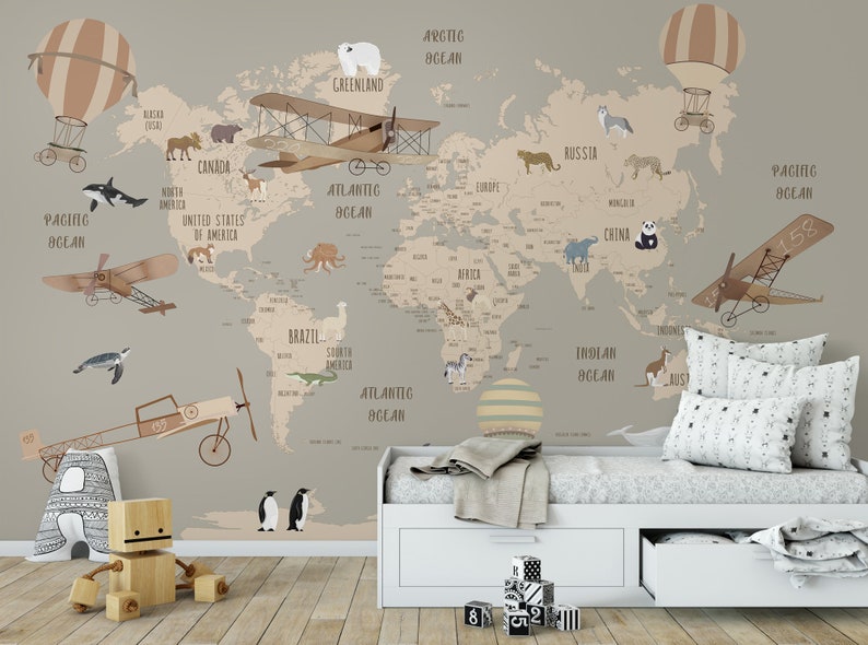K&ouml;nnte beinhalten: Ein Wandbild mit einer Weltkarte in gedeckten Beige- und Braunt&ouml;nen, verziert mit Illustrationen von Tieren, Hei&szlig;luftballons und alten Flugzeugen. Die Karte enth&auml;lt Beschriftungen f&uuml;r Kontinente, Ozeane und L&auml;nder, mit einem wei&szlig;en Bett davor.