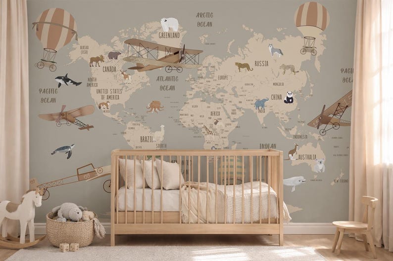 K&ouml;nnte beinhalten: Ein Wandbild mit einer Weltkarte in ged&auml;mpften Beige- und Braunt&ouml;nen, verziert mit Illustrationen von Flugzeugen, Hei&szlig;luftballons und verschiedenen Tieren. Die Karte enth&auml;lt Textbeschriftungen f&uuml;r Kontinente und Ozeane.