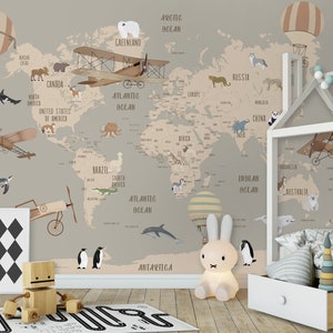 K&ouml;nnte beinhalten: Ein Wandbild mit einer Weltkarte in gedeckten Beige- und Braunt&ouml;nen, verziert mit Illustrationen von Tieren, Flugzeugen und Hei&szlig;luftballons. Die Karte enth&auml;lt Beschriftungen f&uuml;r Kontinente und Ozeane, daneben steht ein wei&szlig;es Hausbettgestell.