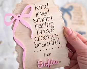 Letrero personalizado con nombre y afirmación para la habitación de niña, decoración de cuarto infantil, placa personalizada con el nombre de la bebé, decoración de pared para habitación infantil Coqquette, regalo de confianza para niñas pequeñas