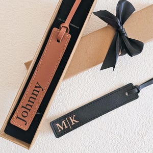 Marque-page nom personnalisé en cuir pour homme pour homme Idée cadeau lecteur cadeau d'anniversaire pour lui mari Cadeau d'anniversaire pour amoureux des livres personnalisé image 1