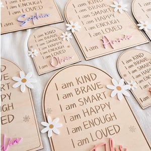 Letrero de positividad para habitación infantil, letrero de madera con afirmación positiva, recordatorio diario para habitación de niña, decoración de margaritas, autoestima positiva para niños pequeños. imagen 8
