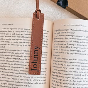 Marque-page nom personnalisé en cuir pour homme pour homme Idée cadeau lecteur cadeau d'anniversaire pour lui mari Cadeau d'anniversaire pour amoureux des livres personnalisé image 8