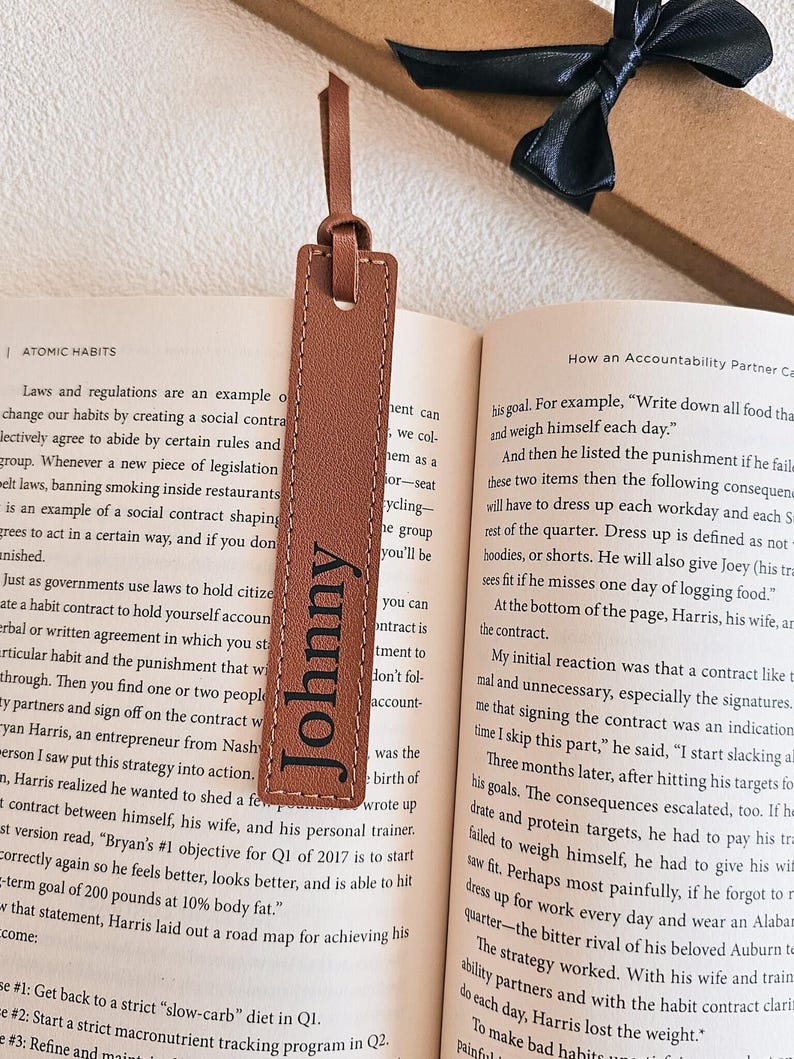 Marque-page nom personnalisé en cuir pour homme pour homme Idée cadeau lecteur cadeau d'anniversaire pour lui mari Cadeau d'anniversaire pour amoureux des livres personnalisé image 8
