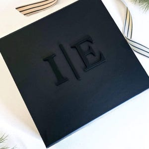 Caja magnética negra personalizada para hombre, acrílico 3D, nombre, embalaje moderno de lujo, caja de regalo vacía para hombre, recuerdo para esposo, paquete de obsequios para padrinos de boda. imagen 9