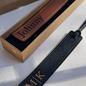 Marque-page nom personnalisé en cuir pour homme pour homme Idée cadeau lecteur cadeau d'anniversaire pour lui mari Cadeau d'anniversaire pour amoureux des livres personnalisé image 7