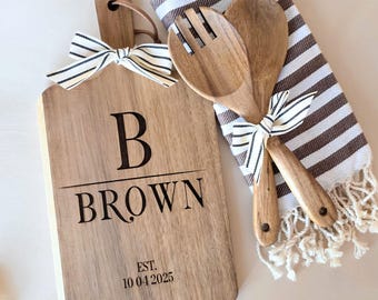 Coffret cadeau de pendaison de crémaillère Planche à découper personnalisée Cadeau de clôture pour agent immobilier Cadeau pour la maison neuve Cadeau d'anniversaire Planche personnalisée Nom de famille Charcuterie