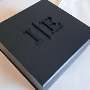 Caja magnética negra personalizada para hombre, acrílico 3D, nombre, embalaje moderno de lujo, caja de regalo vacía para hombre, recuerdo para esposo, paquete de obsequios para padrinos de boda. imagen 7