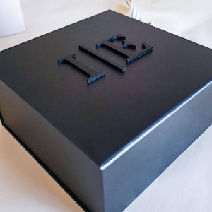 Caja magnética negra personalizada para hombre, acrílico 3D, nombre, embalaje moderno de lujo, caja de regalo vacía para hombre, recuerdo para esposo, paquete de obsequios para padrinos de boda. imagen 10