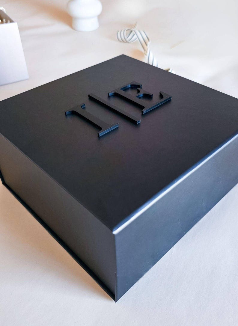 Caja magnética negra personalizada para hombre, acrílico 3D, nombre, embalaje moderno de lujo, caja de regalo vacía para hombre, recuerdo para esposo, paquete de obsequios para padrinos de boda. imagen 10