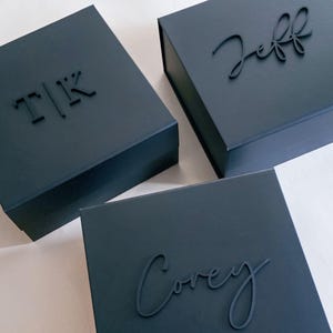 Caja magnética negra personalizada para hombre, acrílico 3D, nombre, embalaje moderno de lujo, caja de regalo vacía para hombre, recuerdo para esposo, paquete de obsequios para padrinos de boda. imagen 2